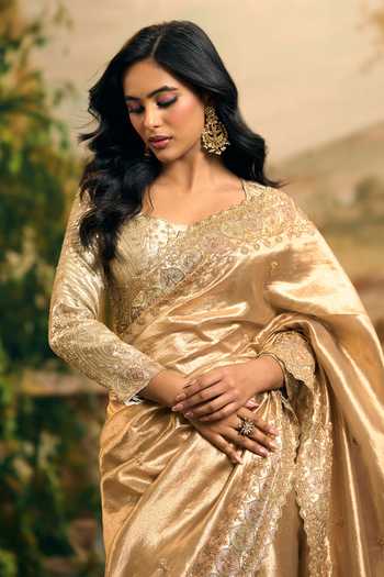 Samyukta Singhania_Gold Tissue Scoop Neck Banarsi Saree And Blouse Set 