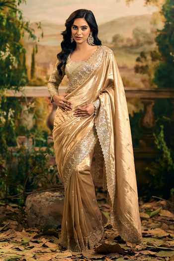 Samyukta Singhania_Gold Tissue Scoop Neck Banarsi Saree And Blouse Set 