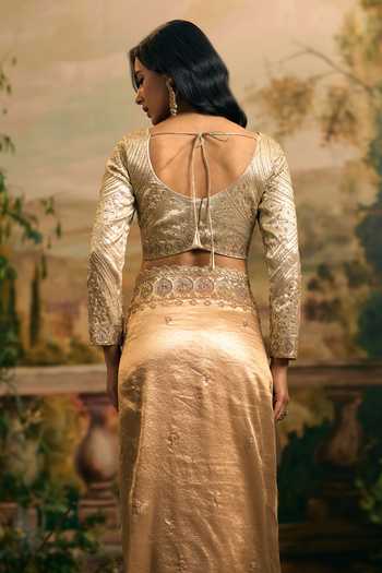 Samyukta Singhania_Gold Tissue Scoop Neck Banarsi Saree And Blouse Set 