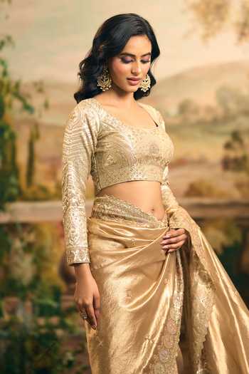 Samyukta Singhania_Gold Tissue Scoop Neck Banarsi Saree And Blouse Set 