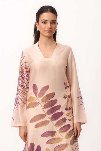 Ruchi Marodia_Peach Chanderi V-neck Printed Kurta Set _at_Aza_Fashions