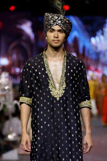 Buy_Itrh_Black Silk, Brocade, Crepe Zarvansh Noir Kurta Set _Online_at_Aza_Fashions