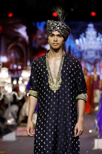 Shop_Itrh_Black Silk, Brocade, Crepe Zarvansh Noir Kurta Set _Online_at_Aza_Fashions