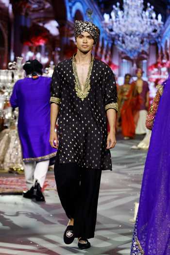 Itrh_Black Silk, Brocade, Crepe Zarvansh Noir Kurta Set _at_Aza_Fashions