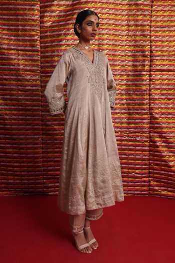 Buy_Label Earthen_Brown Organza, Tissue V-neck, Yes Chandi Zardozi Kali Kurta Set 