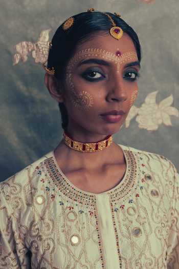 Buy_Label Earthen_Ivory Silk, Organza Round Neck Sheeshmahal Mirror Work Kurta Set _Online_at_Aza_Fashions