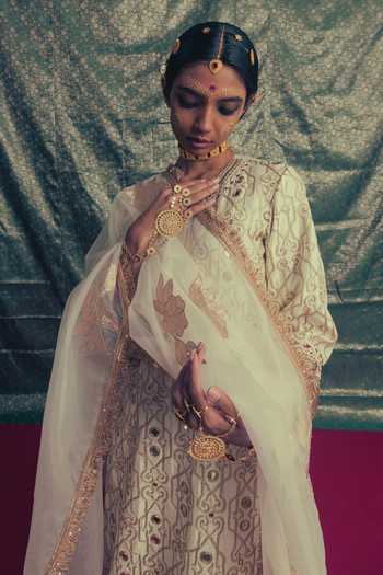 Label Earthen_Ivory Silk, Organza Round Neck Sheeshmahal Mirror Work Kurta Set _at_Aza_Fashions