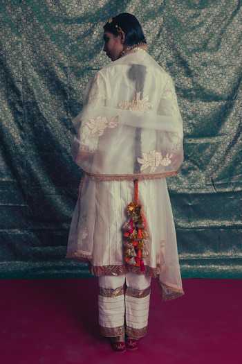 Label Earthen_Ivory Silk, Organza Round Neck Sheeshmahal Mirror Work Kurta Set _Online_at_Aza_Fashions