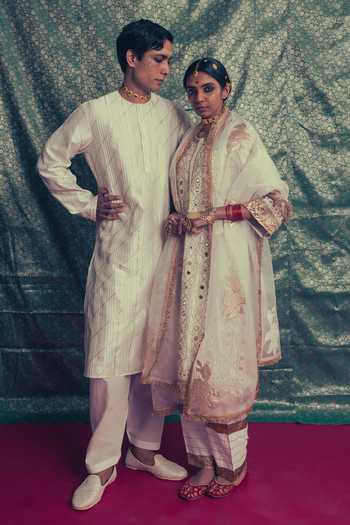 Label Earthen_Ivory Silk, Organza Round Neck Sheeshmahal Mirror Work Kurta Set _Online