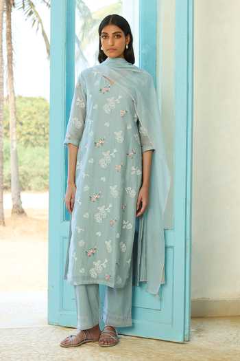 Shop_Vaayu_Sky Blue Muslin, Cotton V-neck Thread Embroidered Kurta Set _Online_at_Aza_Fashions