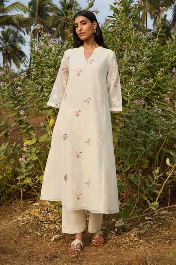 Buy_Vaayu_Ivory Cotton, Muslin V-neck, Yes Thread Embroidered Kurta And Pant Set _at_Aza_Fashions