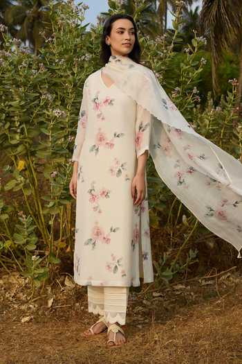Buy_Vaayu_Ivory Cotton, Muslin V-neck, Yes Floral Print Kurta Set _at_Aza_Fashions