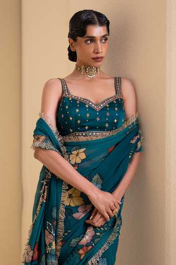 Shop_Aamra By Lavanya_Teal Silk, Georgette V-neck Kalamkari Pattern Saree With Blouse _Online_at_Aza_Fashions
