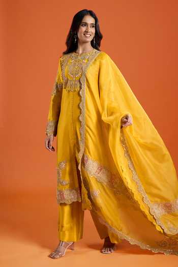 Buy_Anamika Khanna_Yellow Round Neck Embroidered Kurta Set 