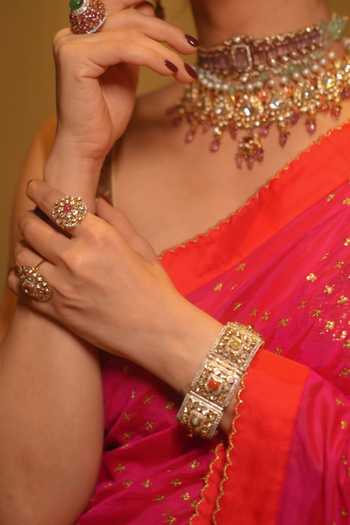 Buy_Label Earthen_Pink Silk V-neck Gulabi Taara Saree And Blouse Set _Online