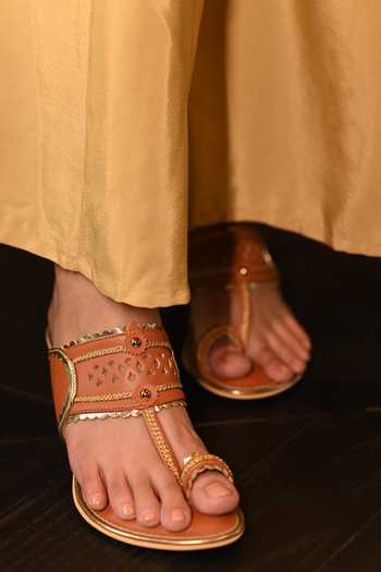 Buy_Miraki_Brown Tan Kolhapuri Heels _at_Aza_Fashions