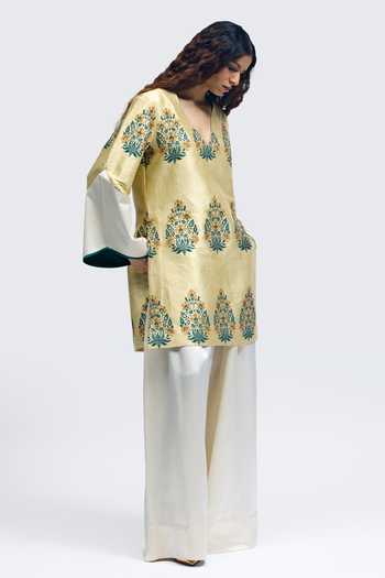 Buy_QUARTER_Gold Silk V-neck Reverse Brocade Kurta _Online_at_Aza_Fashions