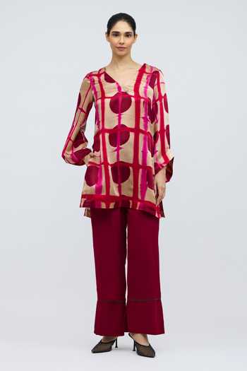 QUARTER_Pink Silk V-neck, Yes Bijlee Rose Geometric Pattern Kurta And Trouser Set _Online_at_Aza_Fashions