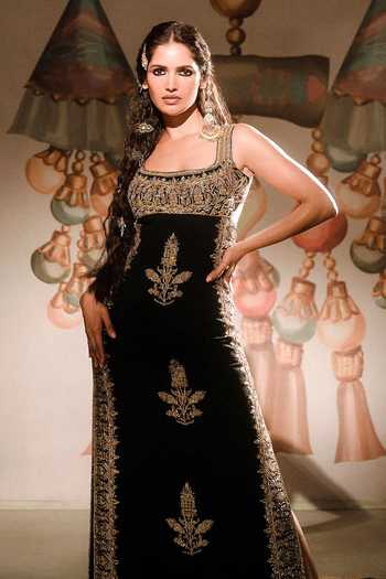 Buy_Masaba_Black Sequins, Embroidery Square Neck The Anjeer Pak Gown _Online