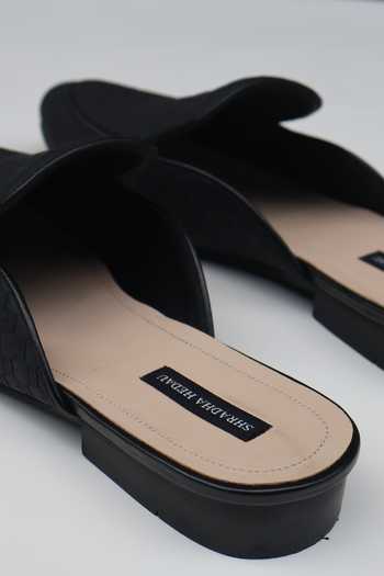 Shradha Hedau Footwear Couture_Black Reyansh Woven Textured Mules _Online
