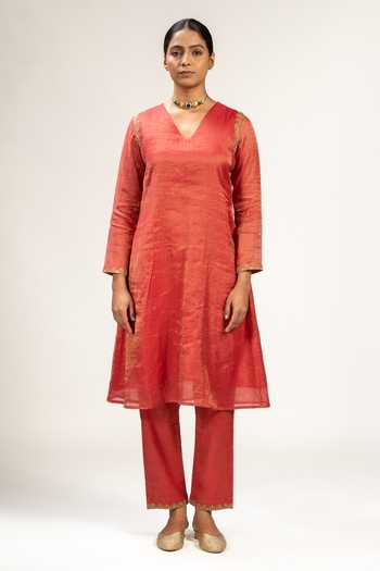 KAJAL AGRAWAL_Red Cotton, Chanderi V-neck, Yes Handwoven Zari Kurta And Pant Set _Online_at_Aza_Fashions