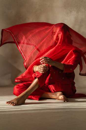 Buy_KAJAL AGRAWAL_Red Chanderi Silk, Organza V-neck, Yes Handwoven Kurta Set 