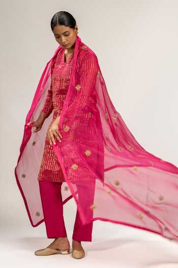 Buy_KAJAL AGRAWAL_Pink Silk, Chanderi Silk, Organza V-neck, Yes Handwoven Striped Kurta Set 