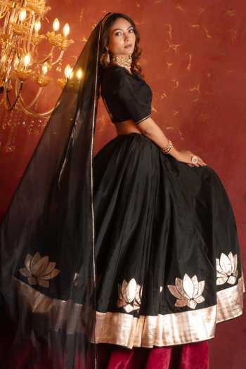 Pomcha Jaipur_Black Organza Sweetheart Neck Lotus Motif Lehenga Set _Online