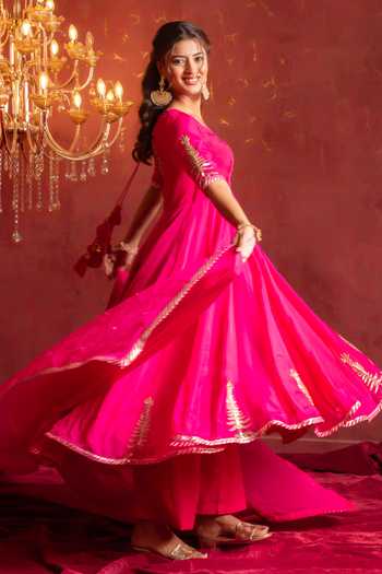 Pomcha Jaipur_Pink Organza Sweetheart Neck Taari-zari Hand Work Anarkali Set _Online