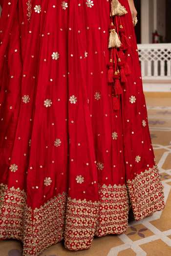 Pomcha Jaipur_Red Silk Sweetheart Neck Mehfil Gul E Laal Gota Patti Work Lehenga Set _Online