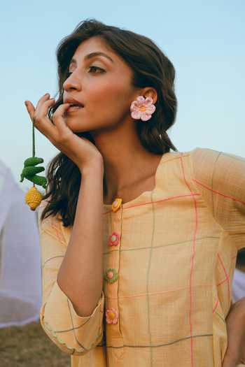 Nimbu Mirchi_Yellow Cotton, Linen Round Neck, Yes Poppin Slub Kurta And Pant Set _Online_at_Aza_Fashions