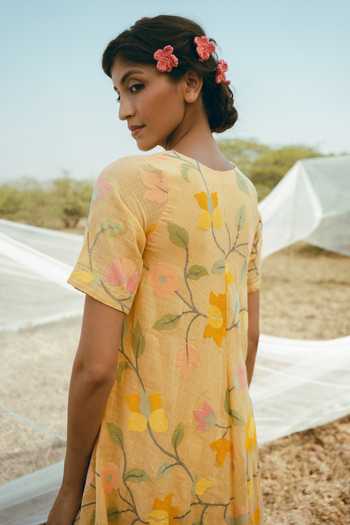 Nimbu Mirchi_Beige Cotton, Linen Round Neck, Yes Sonpapdi Floral Print Kurta And Pant Set _Online_at_Aza_Fashions