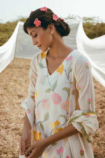 Nimbu Mirchi_Off White Cotton, Linen V-neck, Yes Bulbul Floral Print Kurta And Pant Set _at_Aza_Fashions