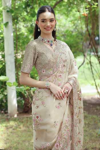 Summer By Priyanka Gupta_Gold Tissue V-neck Paisley Saree With Blouse _at_Aza_Fashions