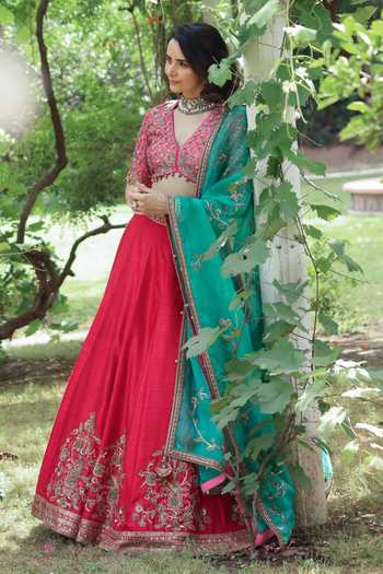 Summer By Priyanka Gupta_Magenta Chanderi, Tissue V-neck Zareen Embroidered Lehenga Set _Online_at_Aza_Fashions