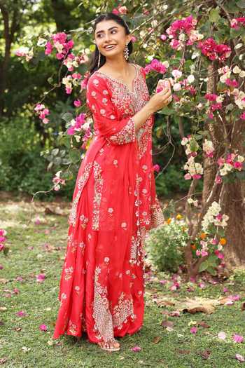 Shop_Summer By Priyanka Gupta_Pink Silk V-neck Paisley Kurta Sharara Set _at_Aza_Fashions