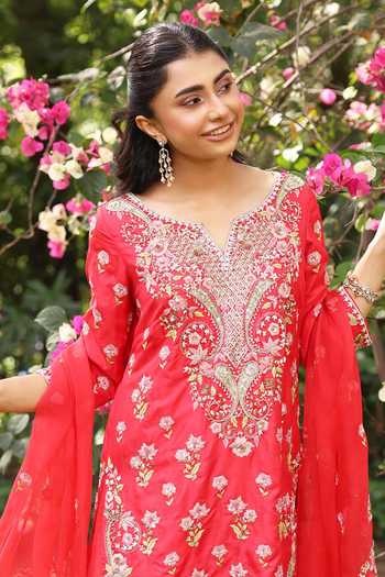 Summer By Priyanka Gupta_Pink Silk V-neck Paisley Kurta Sharara Set _at_Aza_Fashions