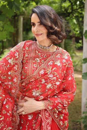 Summer By Priyanka Gupta_Red Organza Round Neck Wedding Bloom Saree With Blouse _at_Aza_Fashions