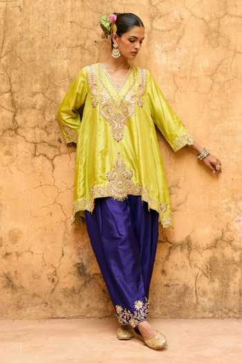 Buy_Vinita Bhansali_Green , Organza V-neck Kaira Embroidered Short Kurta Set _Online_at_Aza_Fashions