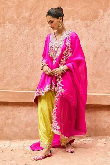 Vinita Bhansali_Pink , Organza V-neck, Yes Heer Embroidered Kurta Salwar Set _Online_at_Aza_Fashions