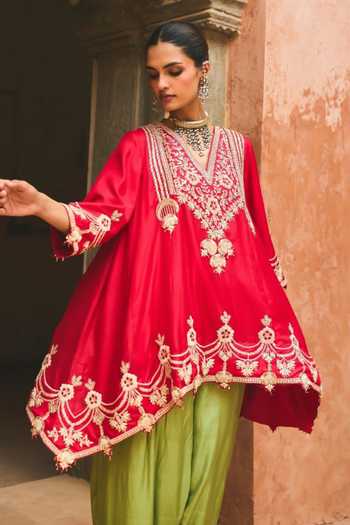 Vinita Bhansali_Red , Organza V-neck, Yes Saera Embroidered Kurta Set _Online_at_Aza_Fashions