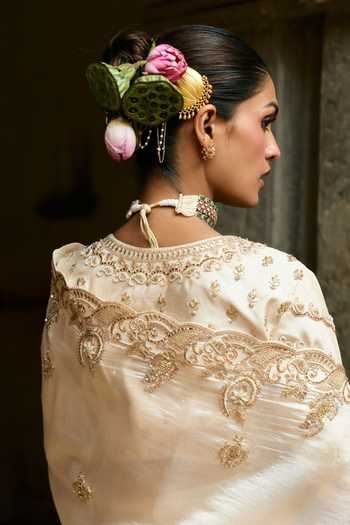 Buy_Vinita Bhansali_Ivory Silk V-neck Mahira Embroidered Saree With Blouse _Online_at_Aza_Fashions