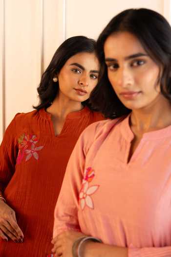 Gulabik Jaipur_Orange Chanderi Split V-neck, Yes Manjari Handloom Kurta And Pant Set _Online_at_Aza_Fashions