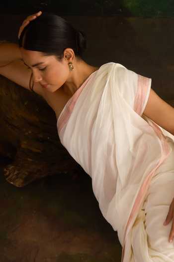 Amaara_Off White Handloom Cotton Pure Saree With Running Blouse _Online_at_Aza_Fashions