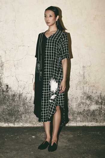 Buy_Atbw_Black Silk Satin V-neck Grid Bloom Print Kaftan _Online_at_Aza_Fashions