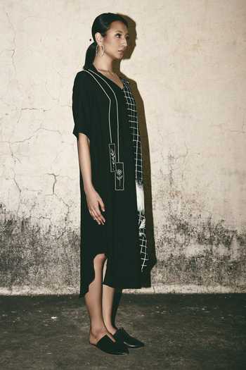 Shop_Atbw_Black Silk Satin V-neck Grid Bloom Print Kaftan _Online_at_Aza_Fashions