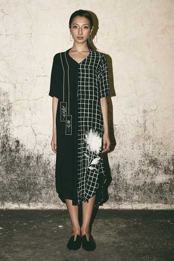 Atbw_Black Silk Satin V-neck Grid Bloom Print Kaftan _at_Aza_Fashions