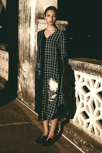 Buy_Atbw_Black Silk Satin V-neck Grid Bloom Print Kaftan _at_Aza_Fashions