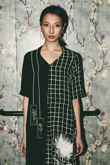 Buy_Atbw_Black Silk Satin V-neck Grid Bloom Print Kaftan 