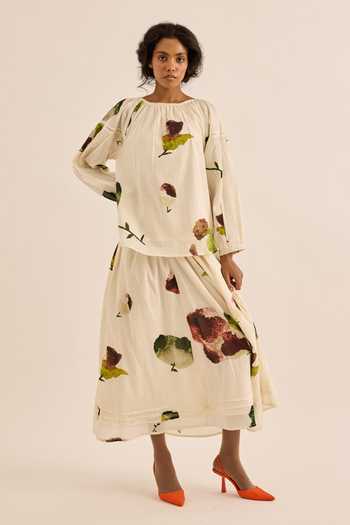 Kharakapas_Off White Muslin Boat Neck Clavel Abstratc Floral Print Blouse And Skirt Set _Online